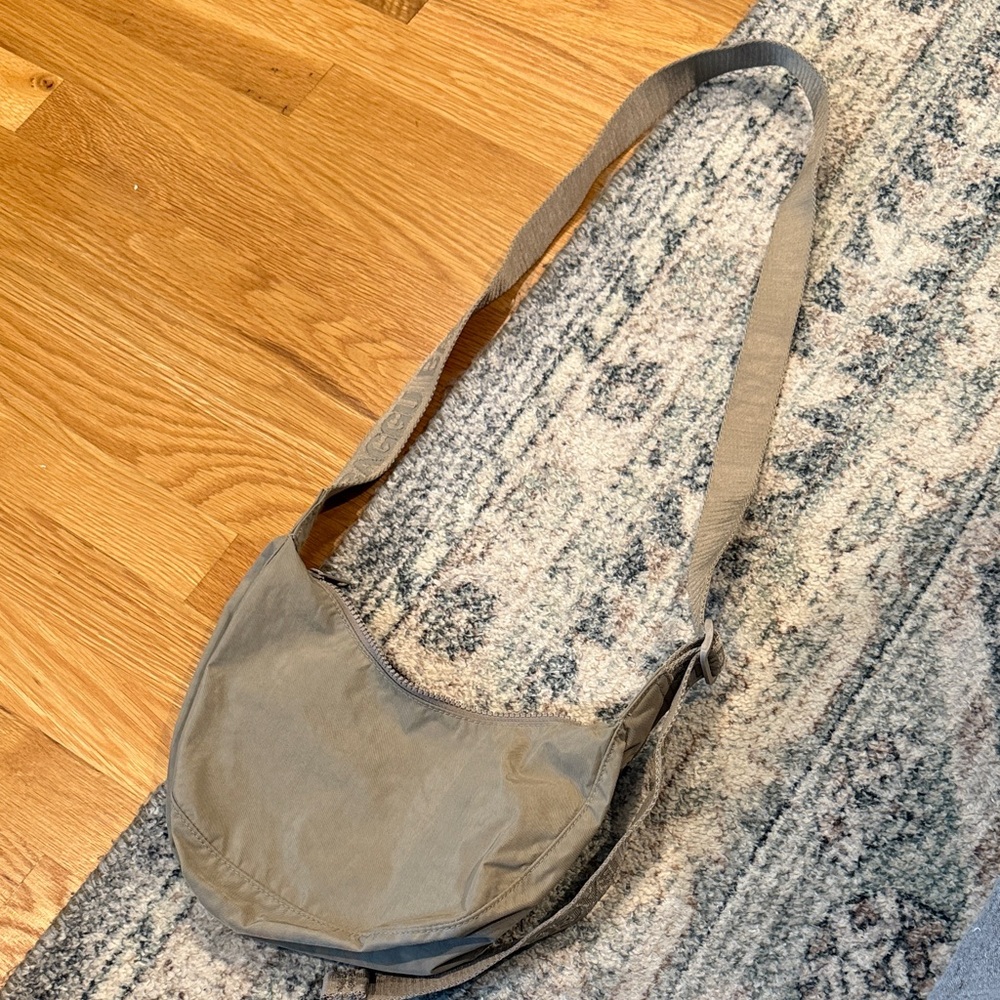 BAGGU small crescent bag in dove